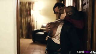 Pervy kunden vill ha sex med sexiga mäklaren Osa Härlig och sedan kommer han att köpa hus