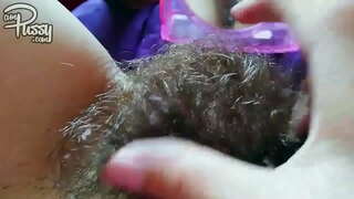 Amateur amicam cum pilosus pussy masturbates oppositum speculum