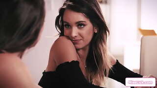 Mara dominanti imgħallem trid tara stretta tagħha samra-impjegati anzjani jekk hi trid biex iżommu l-impjieg tagħha.Hi tistabbilixxi tagħha fuq l-irkopptejn tagħha li jilgħaq her