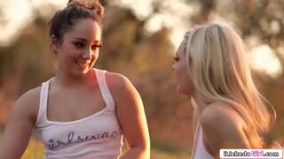 Лесбиянка белән очраша натуралкой блондинкой, ә аннары облизывает һәм лижет аның киску