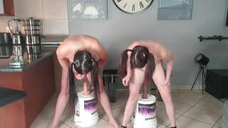 2 γυμνή μικρά βυζιά pigtailed τσούλες οι δύο το δονητή κατάληψη διάολο πρόκληση μαζί | dildo βόλτα