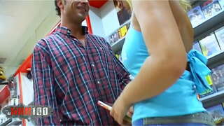 Ź�轻的金发女郎西班牙的贝索尼娅*曼里克与大自然的奶子性交的硬的屁股在视频俱乐部