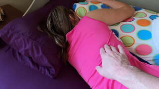 Эцэг авдаг stepdaughter хүртэл өглөө нь түүний асар их cock