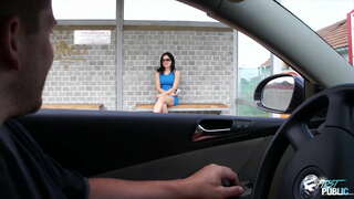 Грязный парень забирает одинокую красотку на автобусной станции, показывая ей, насколько классный публичный секс на природе