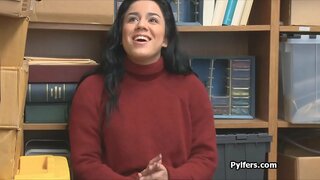 Ukrivljenih Latina tat ujeli in zajebal s pohoten stražar