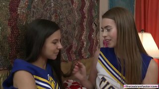 Teen cheersquad aelodau arbrofi licking mae pob eraill yn ei pussy Teen cheersquad aelodau arbrofi licking mae pob eraill yn ei pussy