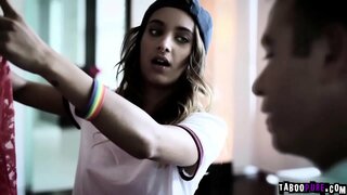 Iċ-ċad-mixi fil-familys dar preżenti fl-idejn Smigħ hu jidħol