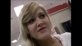 Perra caliente ama a la toma enorme polla en su boca