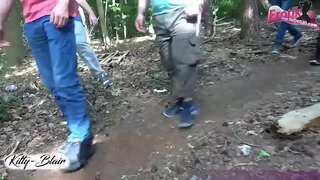 Alemán cum al aire libre de los adolescentes de mierda en sexo en grupo